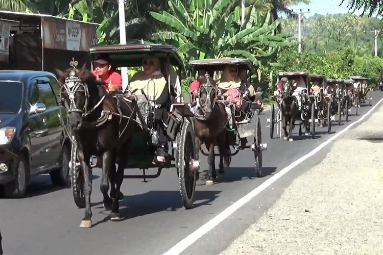 Tradisi Sambut Ramadhan, Warga Suku Mandar Naik Bendi Ziarahi Makam Para Wali *** Local Caption *** Tradisi Sambut Ramadhan, Warga Suku Mandar Naik Bendi Ziarahi Makam Para Wali