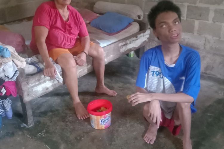 Ari penderita disabilitas kompleks tinggal bersama neneknya di Desa Sinar Manik, Jebus, Bangka Belitung  Rabu (8/11/2023).
