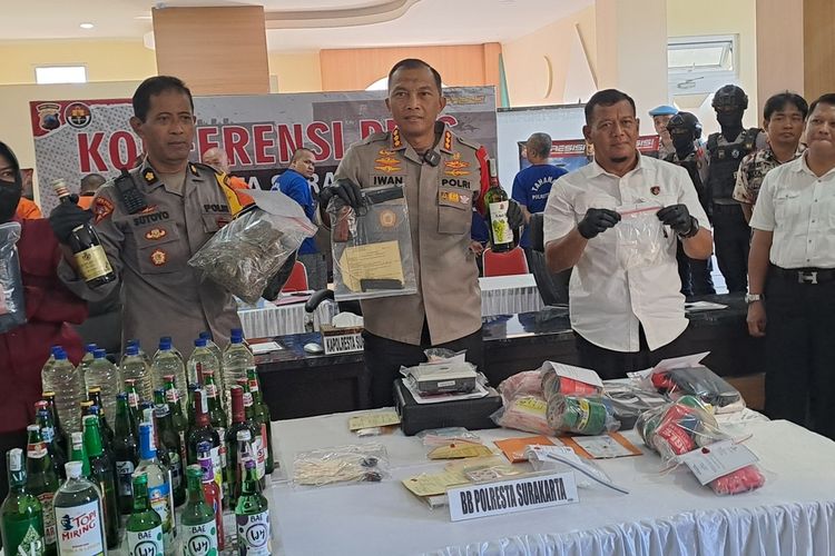 Kapolresta Solo Kombes Pol Iwan Saktiadi (tengah) sedang menujukan barang bukti airsoft gun kasus polisi gadungan yang menjadi tersangka kasus perampasan dan pengancaman, pada Rabu (27/3/2024)