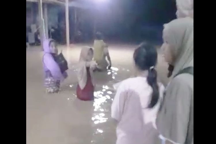 Warga Boalemo yang terdampak banjir berusaha mencari tempat yang aman untuk mengungsi. Akibat banjir ini sebanyak 6612 jiwa terdampak dari beberapa desa di 2 Kecamatan.