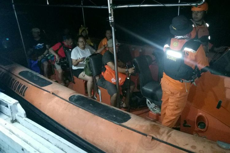 Proses evakuasi 10 penumpang KM Masagena Satu di Perairan Selayar, Selasa (5/11/2019) malam.