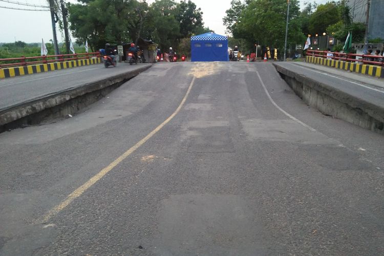 Kondisi Jembatan Ngaglik 1 yang ambles, yang terletak di jalan poros Nasional, Jalur Pantura. Tepatnya, di Jalan Jaksa Agung Suprapto, Lamongan, Jawa Timur, Selasa (29/3/2022).