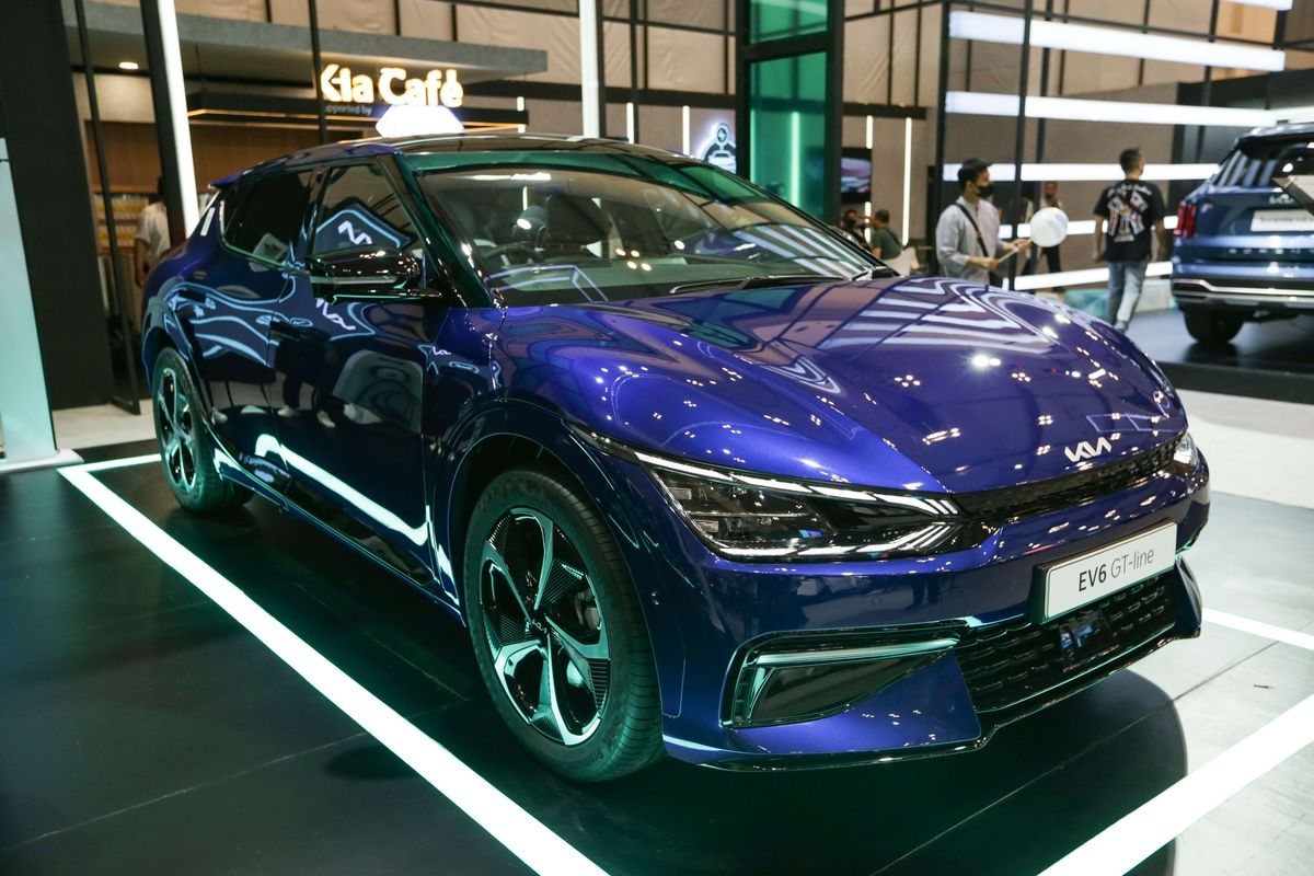 Mobil listrik KIA EV6 GT-Line dipamerkan di ajang Gaikindo Indonesia International Auto Show (GIIAS) 2022 di ICE BSD, Tangerang, Jumat (12/8/2022). Sorento HEV, Niro EV dan EV6 GT-Line jadi andalan KIA di produk elektrifikasi.