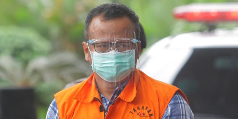 Menteri Kelautan dan Perikanan Edhy Prabowo (kiri) bersiap menjalani pemeriksaan perdana sebagai tersangka di Gedung Komisi Pemberantasan Korupsi (KPK), di Jakarta, Kamis (26/11/2020). KPK sebelumnya menetapkan tujuh tersangka dalam kasus dugaan suap terkait perizinan tambak, usaha, dan atau pengelolaan perikanan atau komoditas perairan sejenis lainnya tahun 2020.
ANTARA FOTO/ Reno Esnir/nz *** Local Caption ***