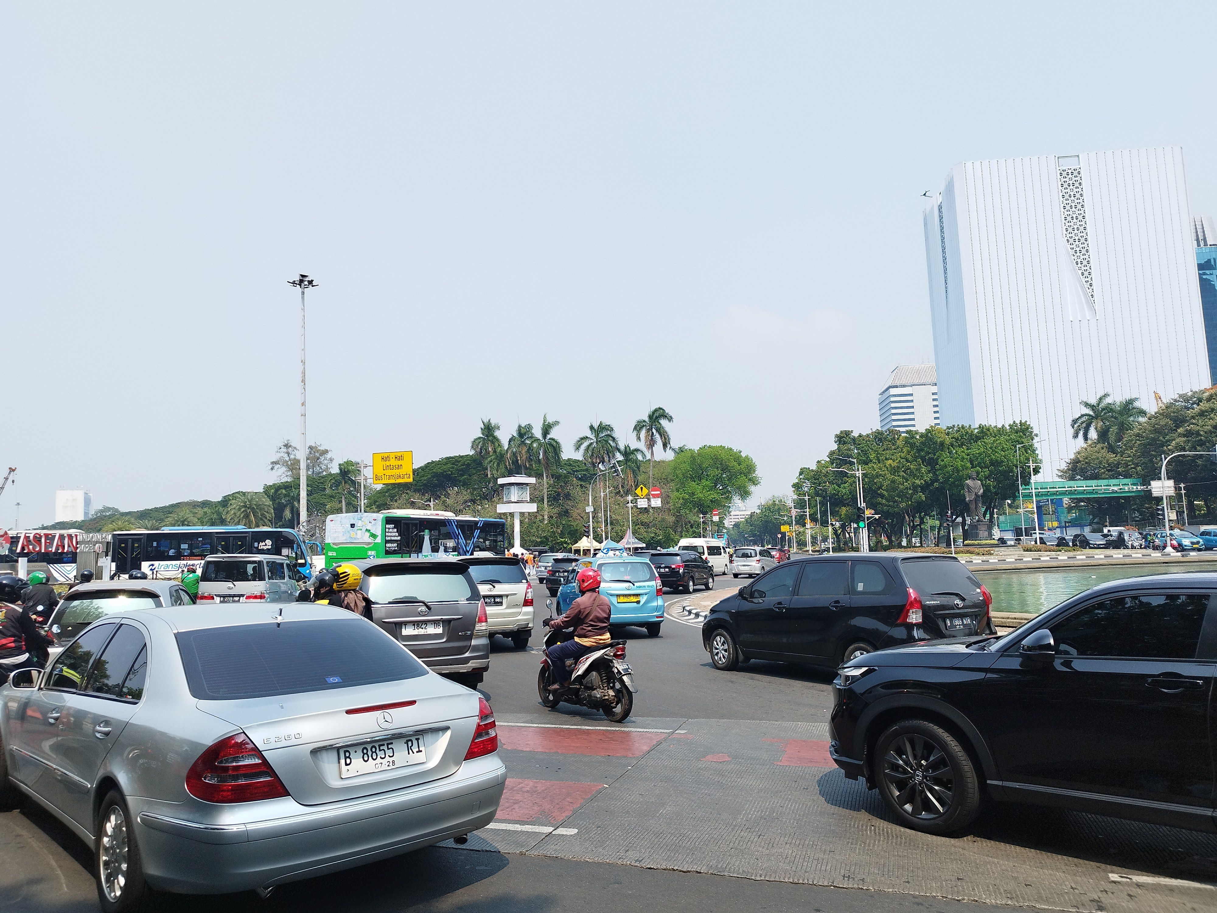 Demo Buruh di Patung Kuda, Lalu Lintas MH Thamrin Arah Medan Merdeka Padat Merayap