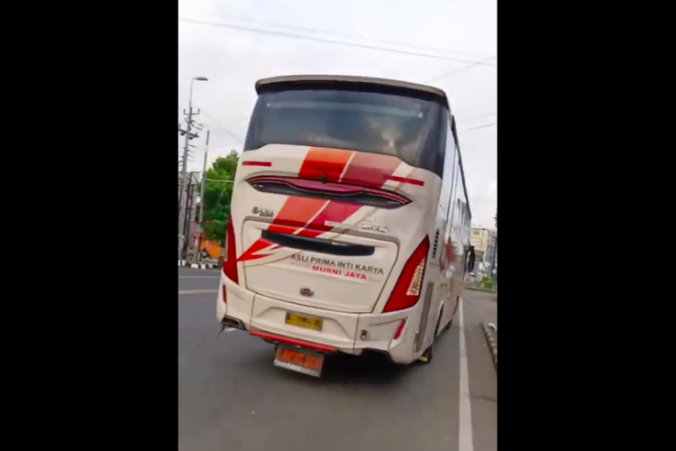 Tangkapan layar video sopir bus cekcok dengan pengendara sepeda motor di Purworejo Jawa Tengah, ini kata polisi. 