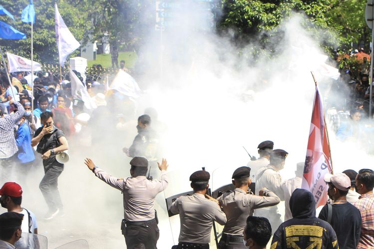 Petugas kepolisian dan ribuan mahasiswa terlibat bentrok setelah massa mencoba membakar ban yang disembunyikan dalam keranda mayat saat melakukan aksi menolak wacana perpanjangan masa jabatan Presiden menjadi tiga periode, serta kenaikan kenaikan harga BBM dan minyak goreng yang berlangsung di depan gedung DPRD Sumatera Selatan, Senin (11/4/2022).