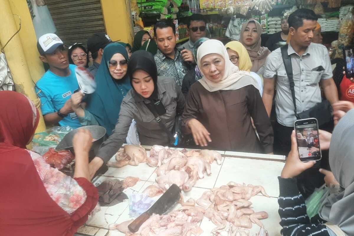 Cagub Jatim nomor urut 2 Khofifah Indar Parawansa blusukan ke Pasar Soponyono Surabaya.