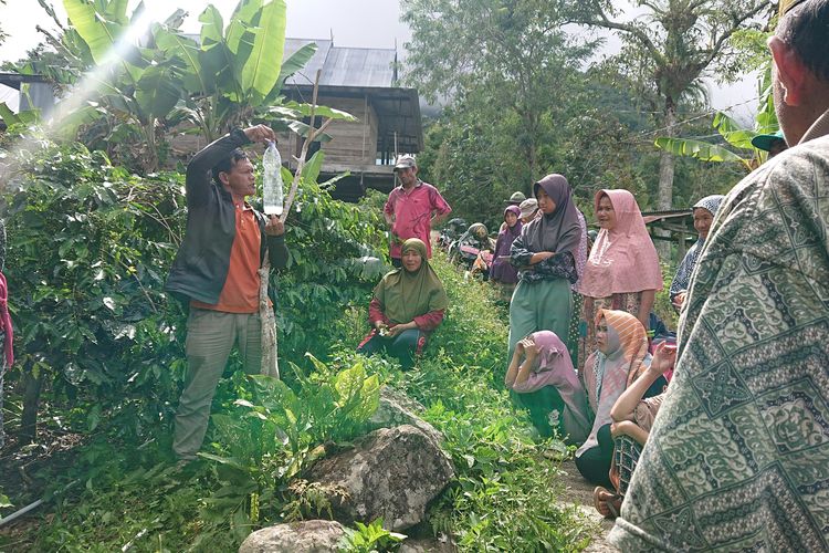 Petani Desa Tobalu, Sulawesi Selatan, dan Yayasan Gugah Nurani Indonesia meluncurkan program pendampingan Tobalu Coffee Project.