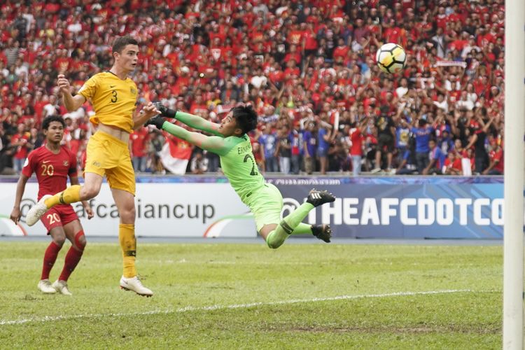 Kiper Timnas U-16 Indonesia, Ernando Ari Sutaryadi, gagal mengantisipasi tembakan lawan pada laga perempat final Piala Asia U-16 2018 di Stadion Bukit Jalil, 1 Oktober 2018. 