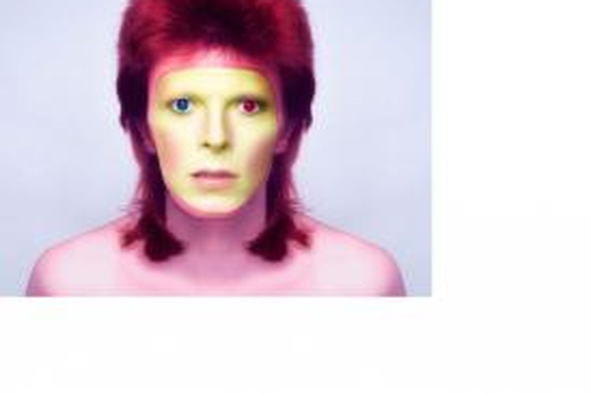 Mata kanan dan kiri David Bowie punya warna berbeda. Warna merah pada mata kiri merupakan efek 