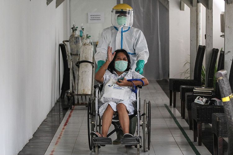 Esfia Pangaribuan meninggalkan RSUD Kota Bogor, Senin (11/5/2020). Esfia dinyatakan sembuh dari Covid-19 setelah dirawat selama sebulan di rumah sakit.