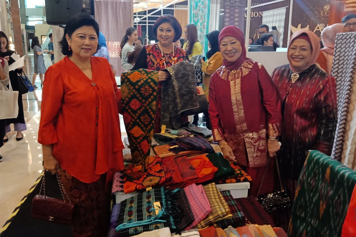 Istri Presiden keenam RI Susilo Bambang Yudhoyono (SBY), Ani Yudhoyono ketika menghadiri pameran dan bazar tenun Cita Tenun Indonesia di Pacific Place, Jakarta, Kamis (15/11/2018).