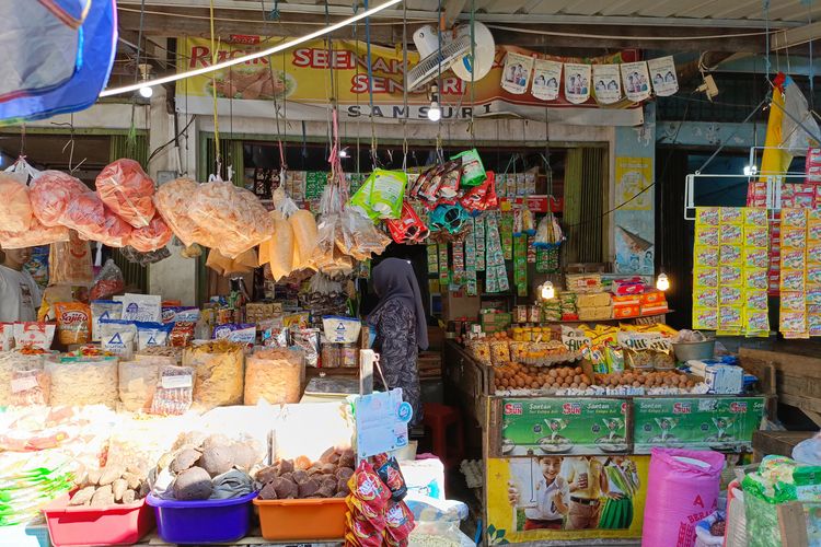 Harga sejumlah bahan pokok merangkak naik saat Ramadhan hari pertama di Pasar Pandansari, Balikpapan, Selasa (12/3/2024).