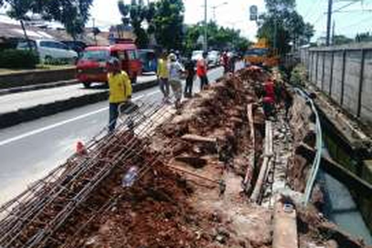 Perbaikan Jalan I Gusti Ngurah Rai di Klender, Jakarta Timur yang ambles saat hujan beberapa waktu lalu ditargetkan rampung pada pekan ini. Pantauan Kompas.com, Rabu (26/10/2016) siang, para pekerja dari Suku Dinas PU Jalan Jakarta Timur sedang bekerja melaksanakan proses perbaikan. 