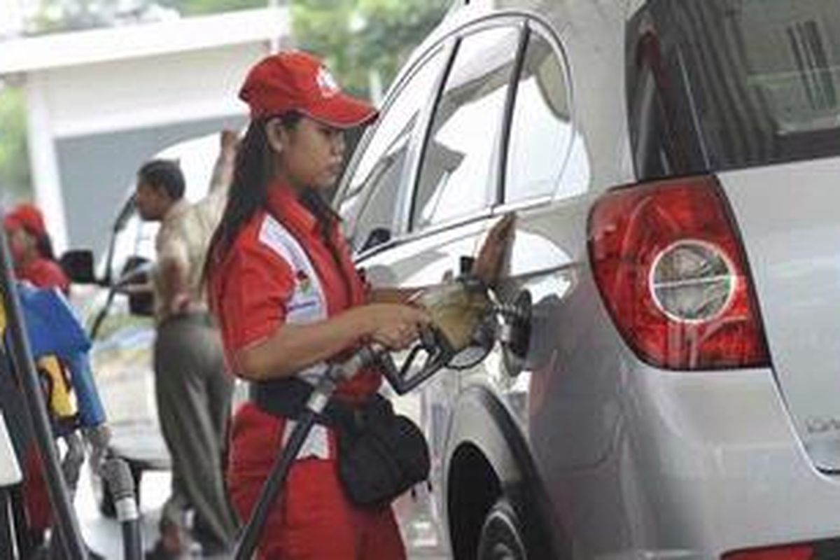 Pengisian bahan bakar di stasiun pengisian bahan bakar umum 34.144.16, Pluit, Jakarta Utara, Rabu (25/4/2012). Pemerintah berencana membatasi penggunaan bahan bakar minyak bersubsidi untuk kendaraan 1500 cc ke atas mulai 1 Mei mendatang. Rencananya pembatasan tersebut diperuntukkan mobil dinas pemerintah, BUMN, dan BUMD. 