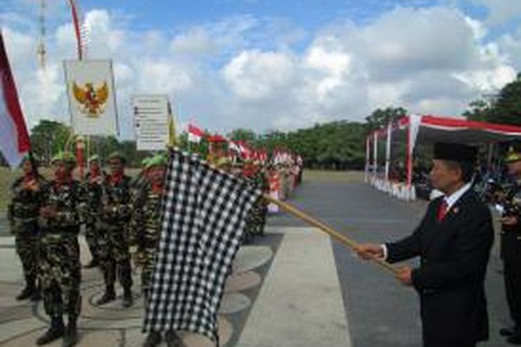Gubernur Bali Made Mangku Pastika melepas pasukan napak tilas pahlawan I Gusti Ngurah Rai usai upacara bendera Hari Pahlawan di Lapangan Puputan Margarana,Renon, Denpasar, Senin (10/11/2014).