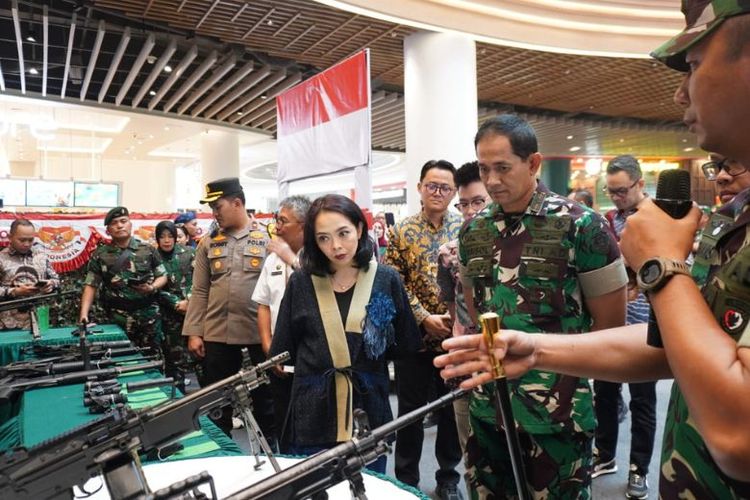 Komandan Resor Militer (Danrem) 061/Suryakancana Brigadir Jenderal TNI Faisol Izuddin Karimi, S.E. (kedua dari kanan) didampingi oleh Theresia Setiadjaja selaku Direktur Operasional Living World Kota Wisata Cibubur (ketiga dari kanan), meninjau pameran Alutsista dalam acara Pekan Alutsista di Living World Kota Wisata Cibubur pada Rabu (27/8/2025).