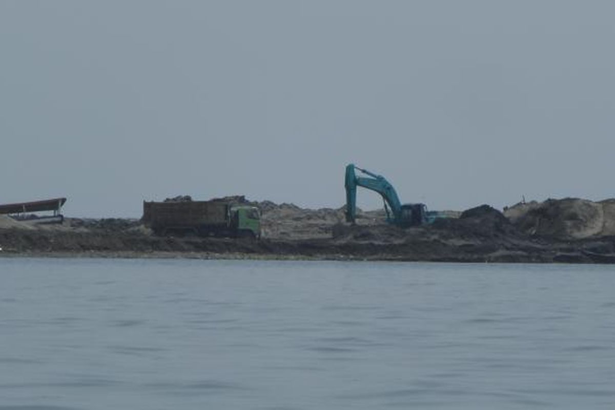 Tampak proses reklamasi Pulau F di pesisir utara Jakarta masih berlangsung pada Rabu (13/7/2016). Pengerjaan salah satu dari belasan pulau untuk reklamasi, Pulau G, dihentikan oleh Menko Maritim dan Sumber Daya Rizal Ramli karena ditemukan banyak pelanggaran.