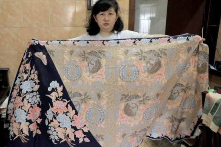Widia menunjukkan kain batik dengan dua motif.