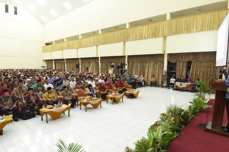 Gubernur Jawa Barat Ridwan Kamil saat menutup Pembekalan Terintegrasi Petugas Haji Kloter dan Ketua Rombongan Jemaah Haji Jabar tahun 1440 H/ 2019 M di Gedung Embarkasi Haji, Kota Bekasi, Sabtu (13/4/19).