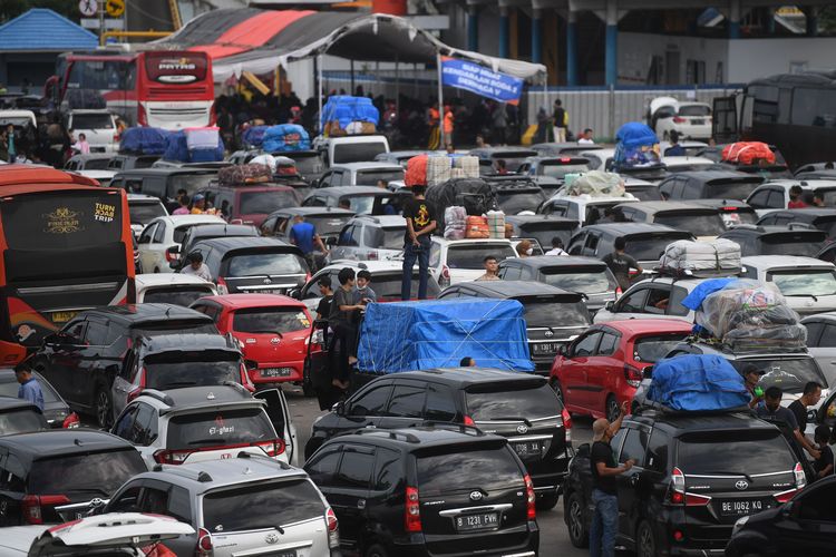 Sejumlah kendaraan mengantre untuk naik ke atas kapal di Pelabuhan Merak, Banten, Jumat (29/4/2022). Dalam puncak arus mudik di Pelabuhan Merak, ribuan kendaraan terjebak kemacetan hingga Cilegon Barat atau sekitar 10 km baik di jalur tol maupun jalur jalan arteri. ANTARA FOTO/Akbar Nugroho Gumay