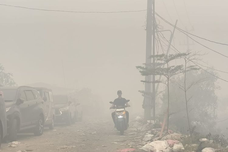 Kebakaran TPA Jatiwaringin Bikin Kualitas Udara Berbahaya, Warga Diminta Pakai Masker
