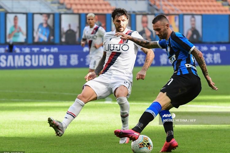 Bek Inter Milan asal Kroasia Marcelo Brozovic (kanan) bersaing dengan gelandang Bologna asal Italia Roberto Soriano selama pertandingan sepak bola Serie A Italia antara Inter Milan dan Bologna bermain secara tertutup pada 5 Juli 2020 di stadion Giuseppe-Meazza San Siro di Milan.