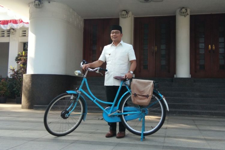 Ridwan Kamil saat berfoto dengan sepeda kesayangannya dihari terakhirnya menjadi Wali Kota Bandung. 