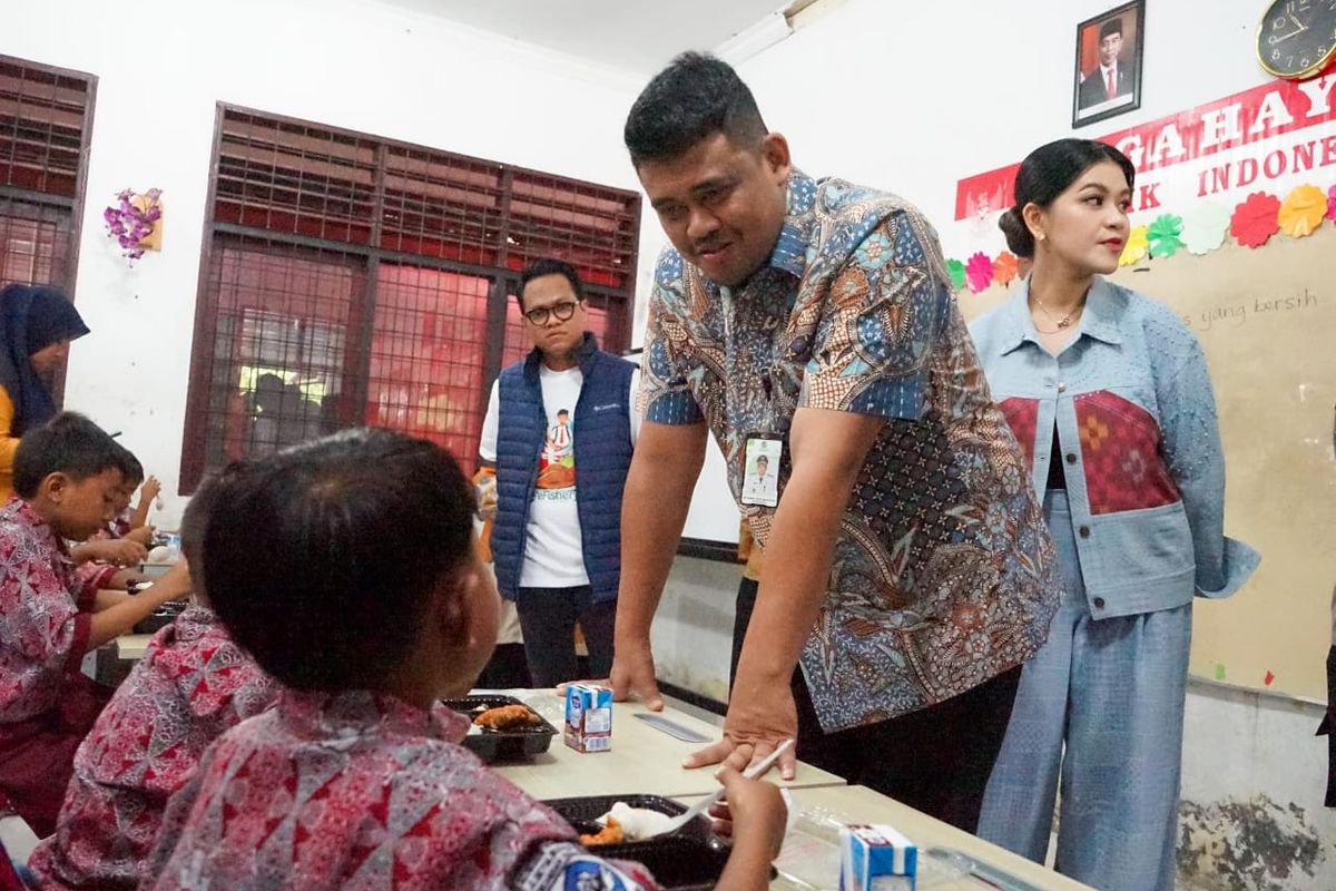 Walikota Medan Bobby Nasution saat meninjau simulasi makan gratis di SD 004979 di Kelurahan Tanjung Rejo, Kecamatan Medan Sunggal, Kota Medan, Kamis (19/12/2024)