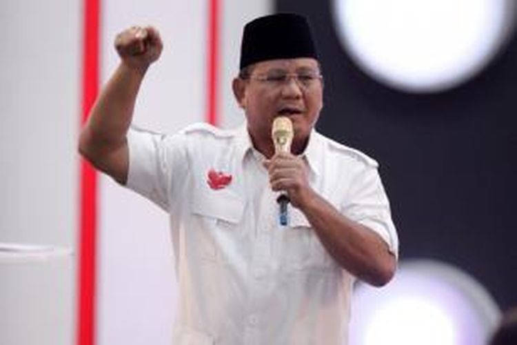 Calon Presiden nomor urut 1 Prabowo Subianto memberikan jawaban dalam acara Debat Capres 2014 putaran ketiga di Hotel Holiday Inn, Kemayoran, Jakarta, Minggu (22/6/2014). Debat capres kali ini mengangkat tema 'Politik Internasional dan Ketahanan Nasional'.