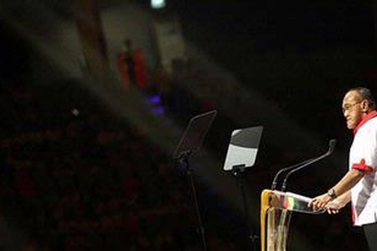 Ketua Umum Partai Golkar, Aburizal Bakrie, menyampaikan pidato politiknya dalam acara Deklarasi Presiden dari Partai Golkar, di SICC, Sentul, Bogor, Minggu (1/7/2012).  