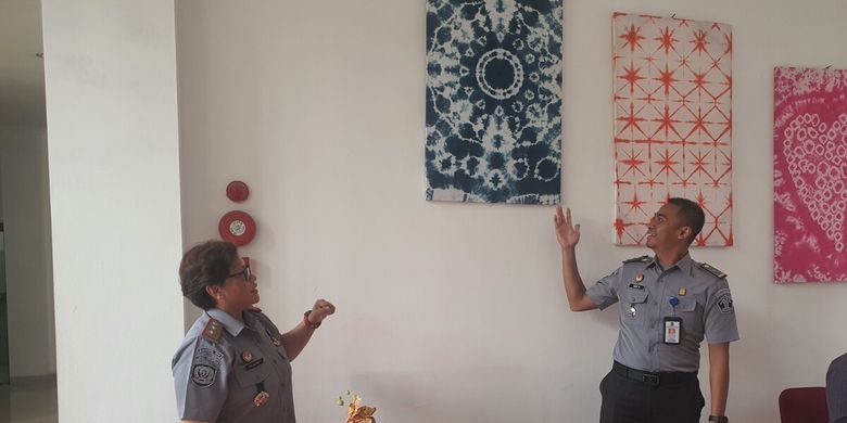 Kepala LPP Kelas IIB Yogyakarta, Evi Loliancy menunjukkan karya Mary Jane yang dipajang di Lobby LPP Kelas IIB Yogyakarta di Wonosari, Senin (16/12/2024).