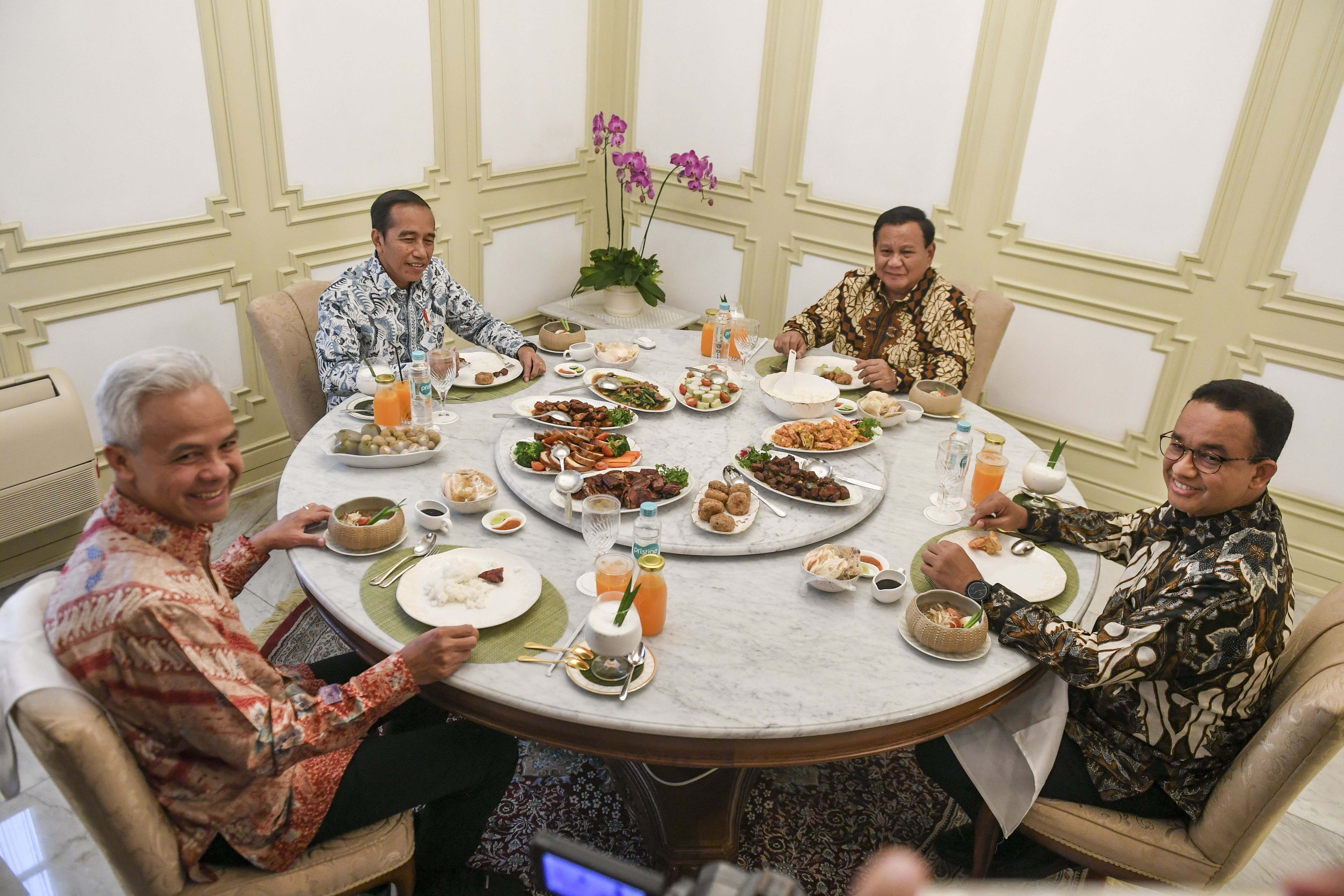 Ceritakan Suasana Makan Siang Bareng 3 Bakal Capres, Jokowi: Hangat dan Akrab