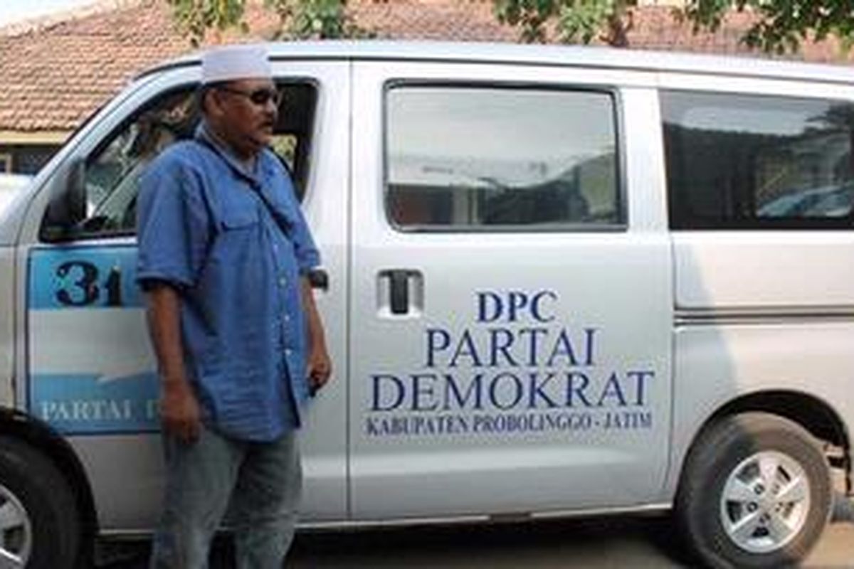 Umar Ababil berpose dengan mobil operasional Partai Demokrat. Dia menantang Soekarwo untuk mengambil sendiri mobil partai di tangannya.