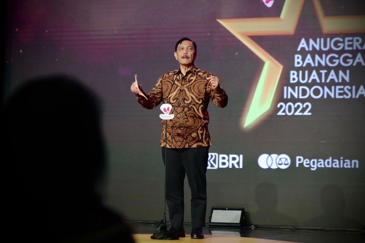 Menko Bidang Kemaritiman dan Investasi, Luhut Binsar Pandjaitan memberikan sambutan di Malam Anugerah Bangga Buatan Indonesia, di Jakarta, Selasa (13/12/2022) malam.