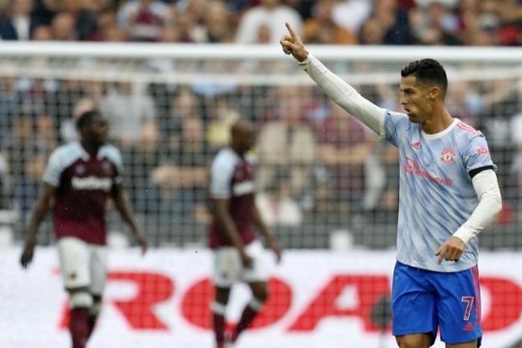 Penyerang Manchester United Cristiano Ronaldo merayakan gol pada laga Liga Inggris kontra West Ham United, Minggu (19/9/2021) malam WIB.