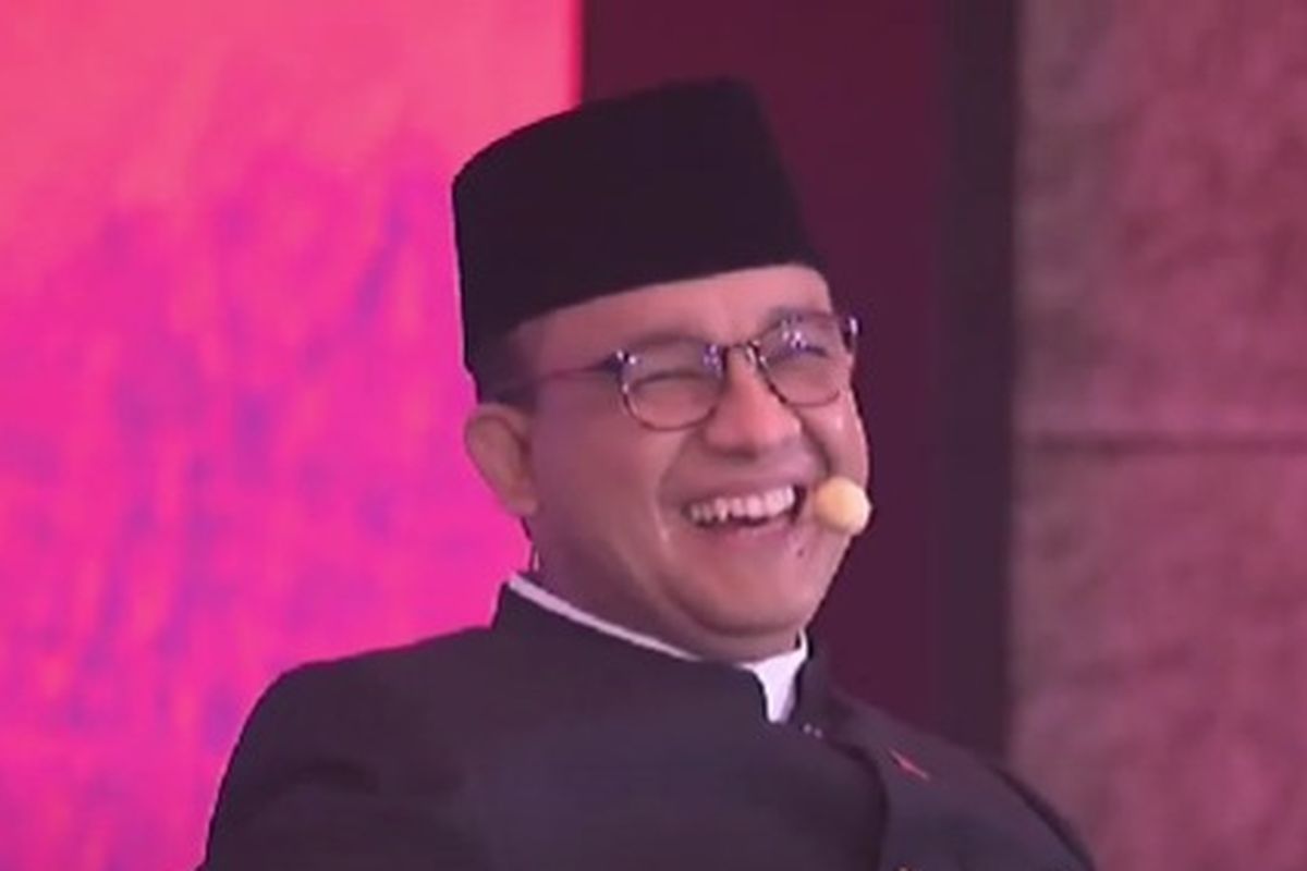 Gubernur DKI Jakarta Anies Baswedan tertawa setelah disebut makan lele digital oleh Gubernur Jawa Barat Ridwan Kamil di acara Urban 20 Talks, Kamis (24/2/2022).