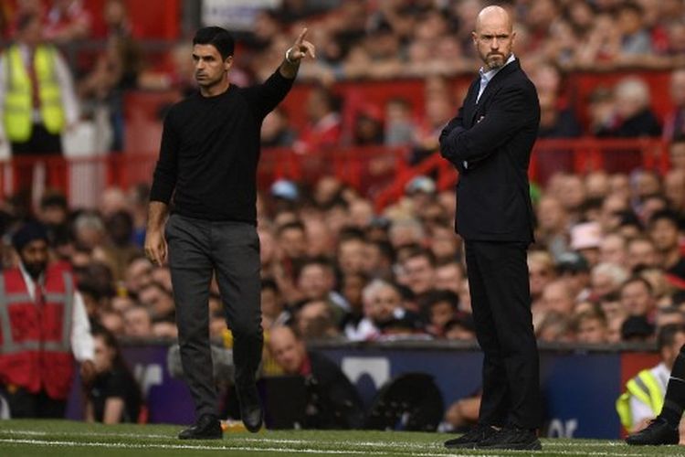 Mikel Arteta (kiri) dan Erik ten Hag (kanan) pada laga lanjutan Liga Inggris yang mempertemukan Man United vs Arsenal di Stadion Old Trafford, 4 September 2022. Terdekat, Arteta bersama Arsenal akan menjamu Man United asuhan Ten Hag di Stadion Emirates pada laga pekan ke-21 Liga Inggris. Duel Arsenal vs Man United dijadwalkan berlangsung pada Minggu (22/1/2023).