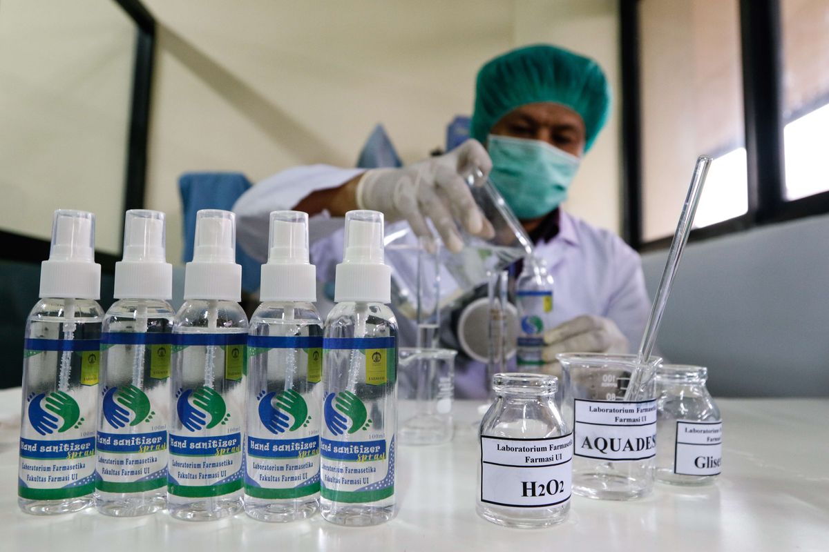 Fakultas Farmasi Universitas Indonesia memproduksi hand sanitizer, Rabu (18/3/2020). Produksi hand sanitizer untuk lingkungan UI, fakultas, dan rumah sakit UI sebagai usaha pencegahan penyebaran infeksi Covid-19 di Universitas Indonesia.