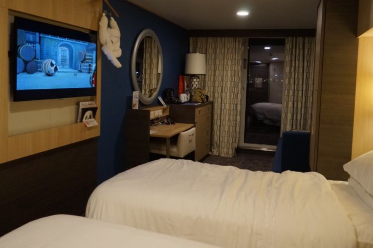 Setiap kamar Ovation of The Seas dilengkapi dengan dua tempat tidur berukuran sedang (twin sharing bed) dan bisa bisa digabung menjadi satu sesuai kebutuhan tamu. Di dalam kamar juga dilengkapi dengan televisi layar datar, meja rias dan lemari pakaian.