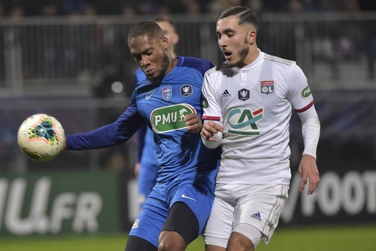 Pemain depan Lyon asal Prancis, Rayan Cherki (kanan) bersaing untuk mendapatkan bola dengan gelandang asal Prancis Bourg-en-Bresse Jeremy Romany (kiri) selama putaran 64 pertandingan sepakbola Piala Prancis antara Bourg-en-Bresse (FBBP) dan Lyon (OL) pada bulan Januari 4, 2020 di Stadion Stade Marcel-Verchere di Bourg-en-Bresse.