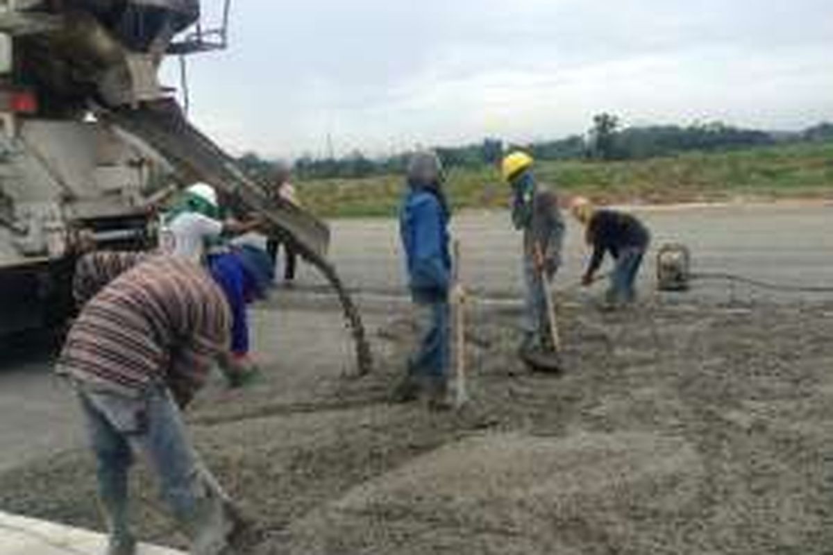 Pembangunan ruas jalan tol Medan-Kualanamu. Gambar diambil Senin (29/2/2016).