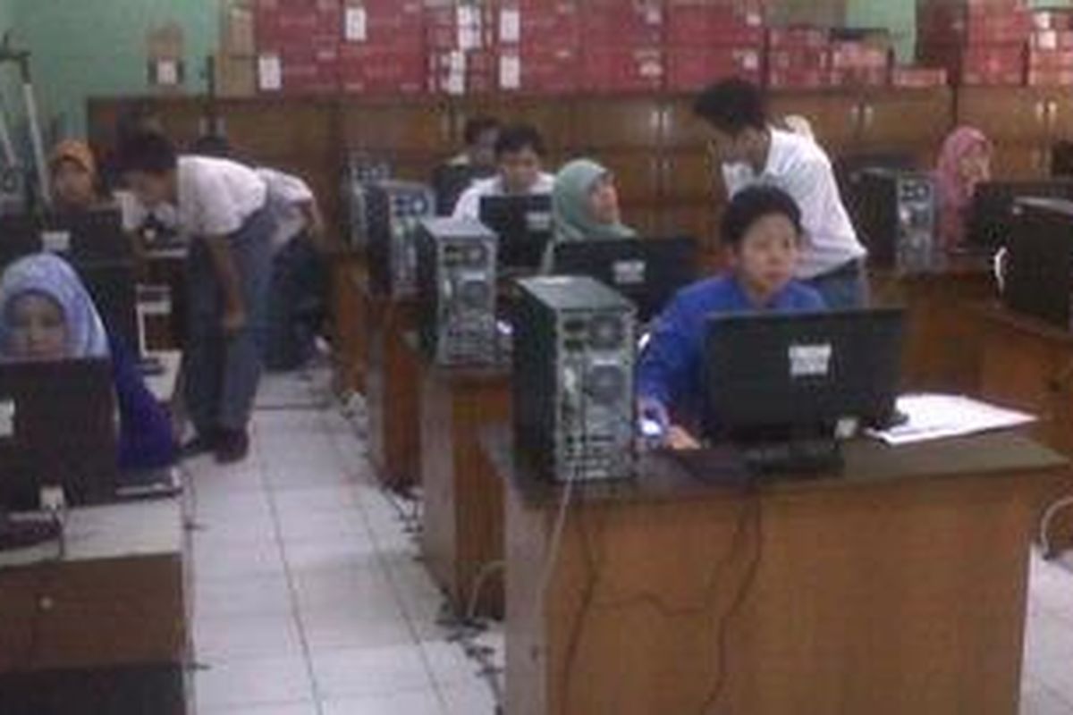 Sebanyak 40 guru yang mengikuti tes Uji Kompetensi Guru (UKG) 2012 di SMK 26, Rawamangun, Jakarta Timur, Senin (30/7/2012) juga harus pulang sia-sia.  Pasalnya, UKG gelombang pertama yang dilaksanakan pukul 08.00 WIB hingga 10.00 WIB tidak bisa berjalan karena server tidak bisa diakses. 