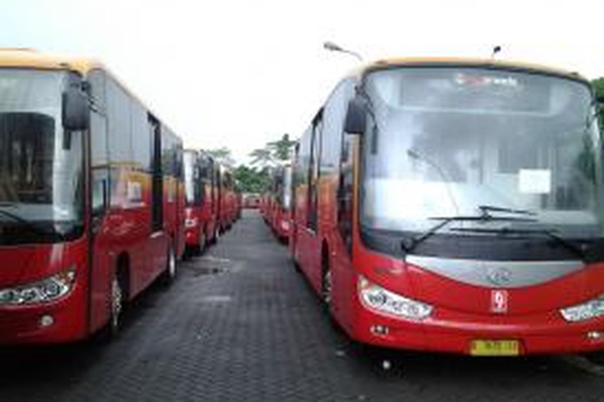 Ratusan bus Transjakarta yang didatangkan dari Tiongkok pada 2013 masih mangkrak di PPD Ciputat, Tangerang Selatan, Kamis (22/5/2014).