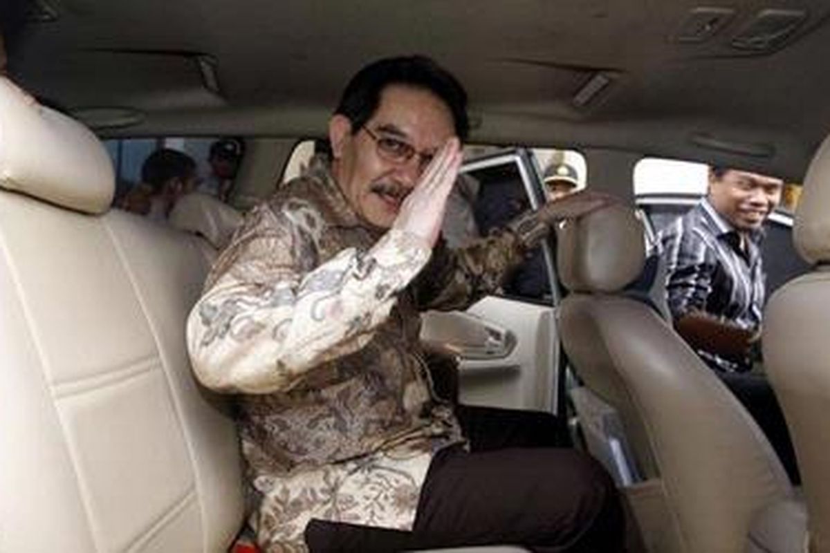 Mantan Ketua KPK Antasari Azhar usai menjalani persidangan di Pengadilan Negeri Jakarta Selatan, Selasa (12/1/2010).