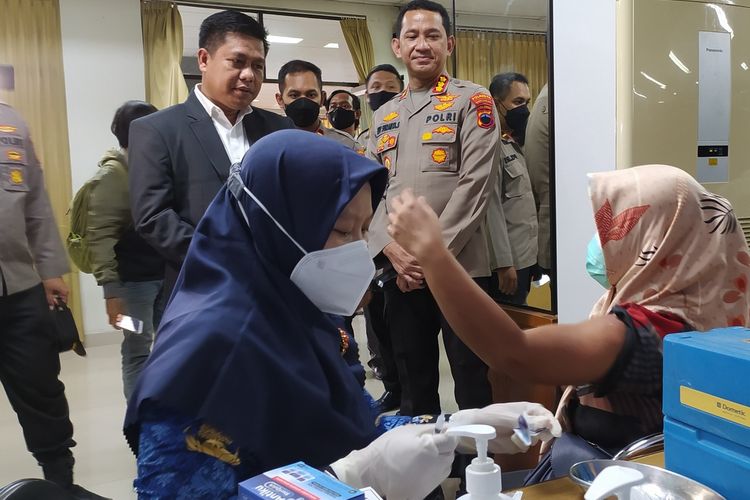 Vaksinasi Covid-19 dalam rangka HUT Bhayangkara di di Universitas Muhammadiyah Purwokerto (UMP), Kabupaten Banyumas, Jawa Tengah, Jumat (17/6/2022).