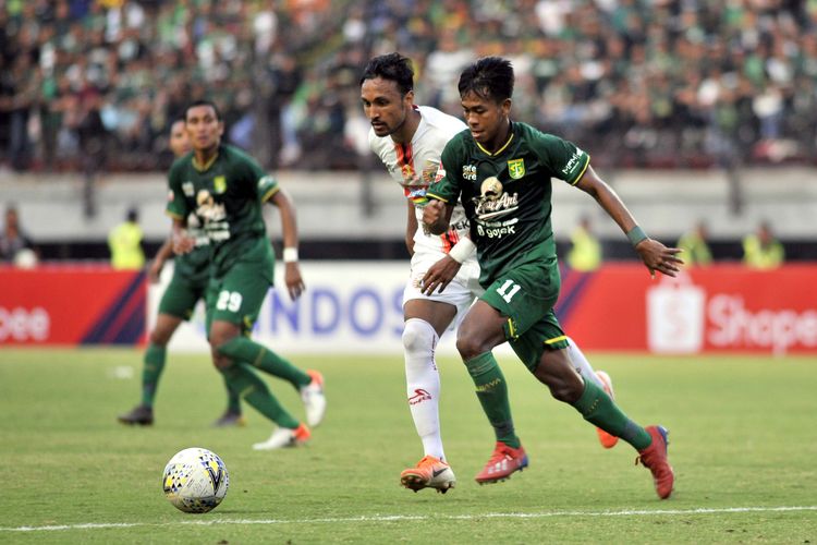 Pemain muda Persebaya Surabaya, Muhammad Supriadi (kanan) berebut bola dengan pemain Persija Jakarta pada Pekan 16 Liga 1 2019 yang berakhir dengan skor 1-1 di Stadion Gelora Bung Tomo Surabaya, Jawa Timur, Sabtu (24/08/2019) sore.