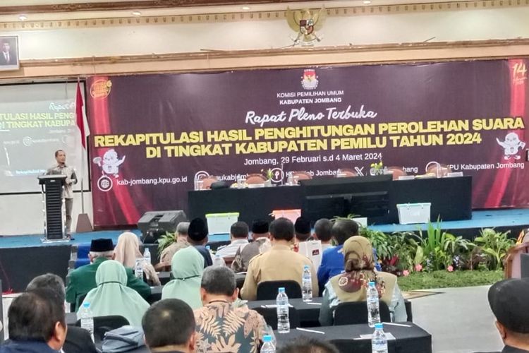 Komisi Pemilihan Umum (KPU) Kabupaten Jombang, Jawa Timur, menggelar rapat pleno terkait rekapitulasi hasil perolehan suara Pemilu 2024, Kamis (29/2/2024).
