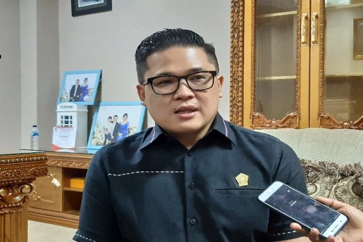 Wakil Ketua DPRD Sulut Billy Lombok saat diwawancara di ruang kerjanya, Rabu (15/1/2020)